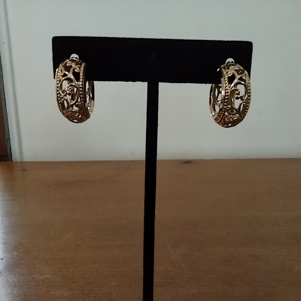 14kt gold hoop earrings - floral design
